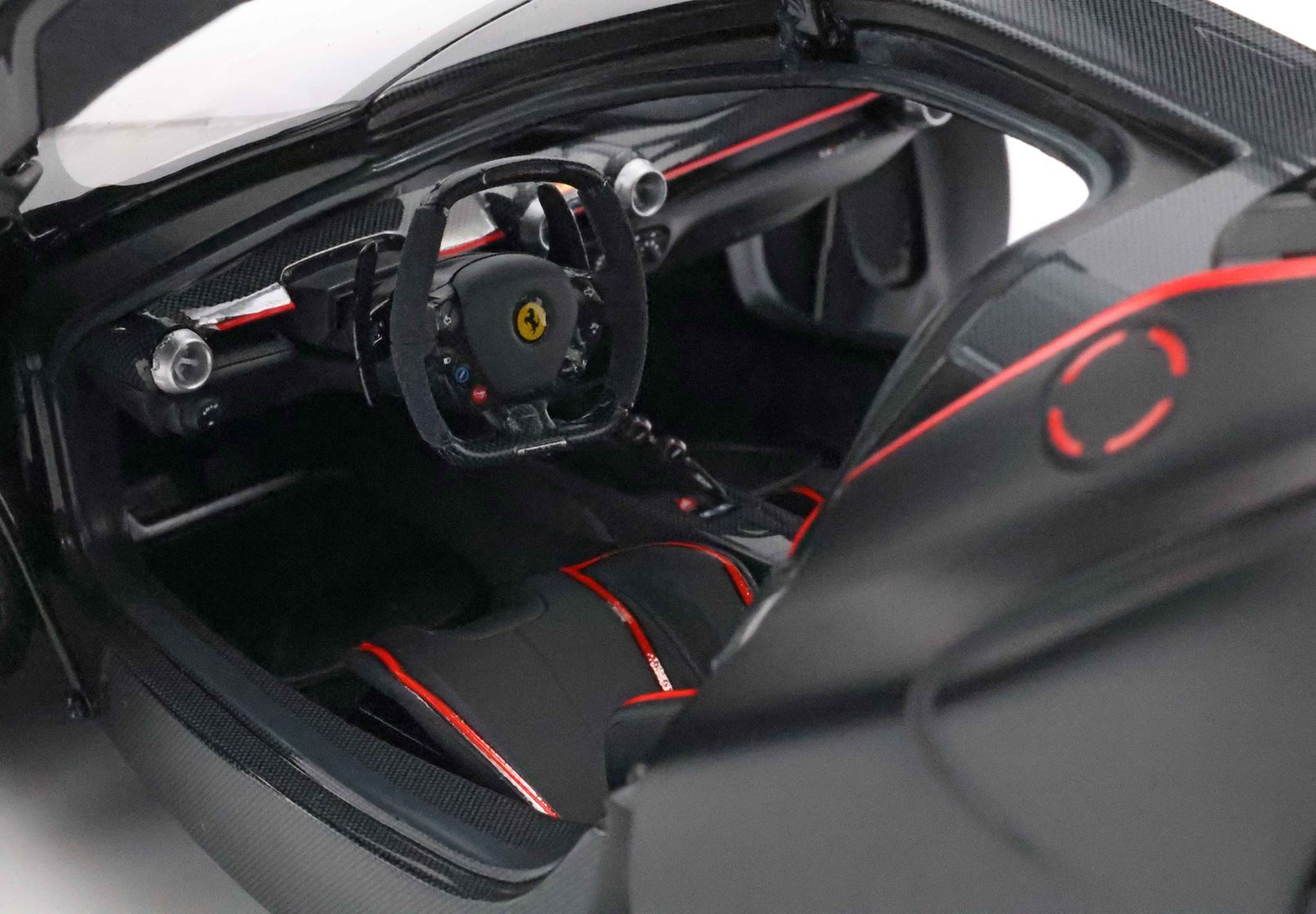 FERRARI LAFERRARI NERO OPACO CON STRISCE ROSSE BASE CARBONIO - VETRINA INCLUSA - Vroomi