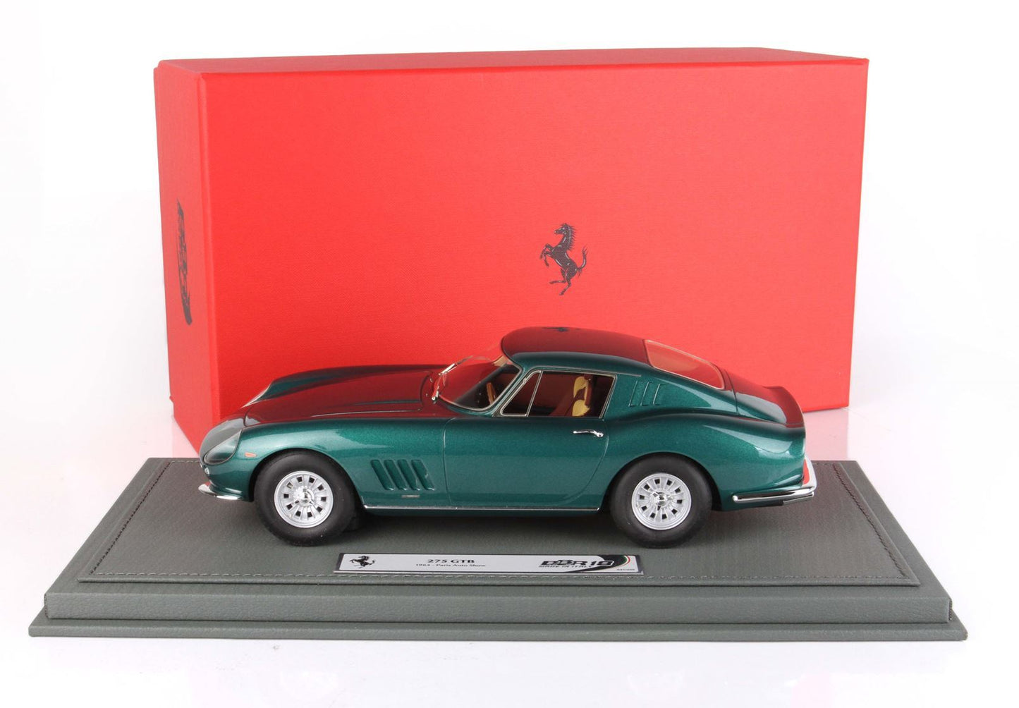 Modellino di Ferrari 275 GTB verde su espositore con scatola Ferrari rossa disponibile sulla piattaforma Vroomi.