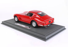 Modellino classico Ferrari 275 GTB rossa su base in pelle grigia, disponibile su Vroomi.