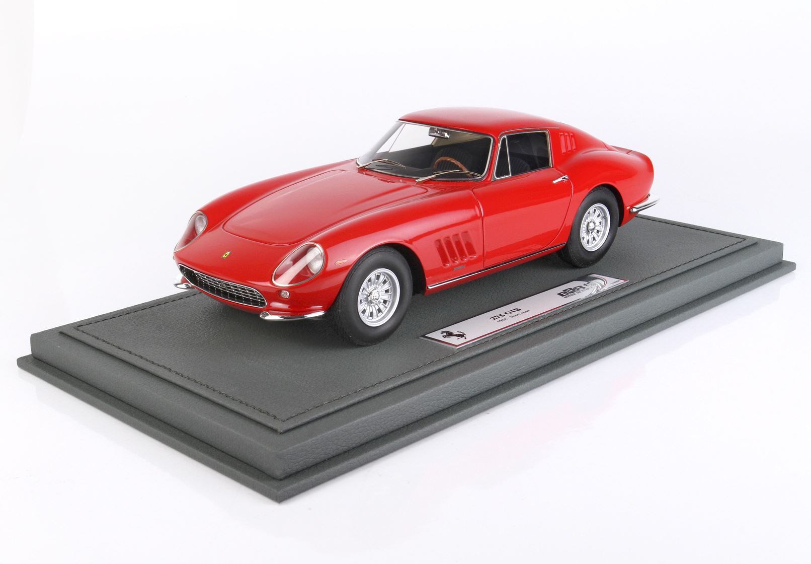 Modello Ferrari 275 GTB rossa su base espositiva grigia, ora disponibile su Vroomi.