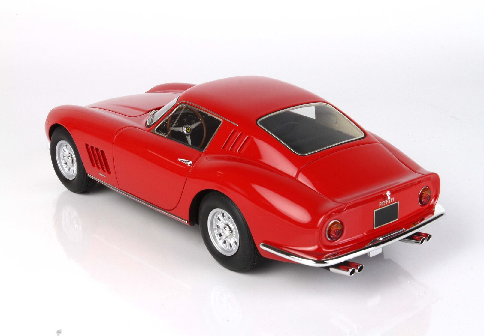 Modellino rosso classico Ferrari 275 GTB con dettagli cromati, in vendita sulla piattaforma Vroomi.
