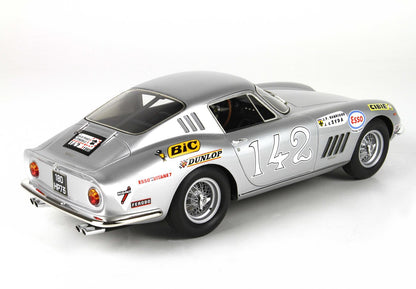 Auto da corsa vintage color argento con il numero 142 e adesivi degli sponsor, apparsa su Vroomi.