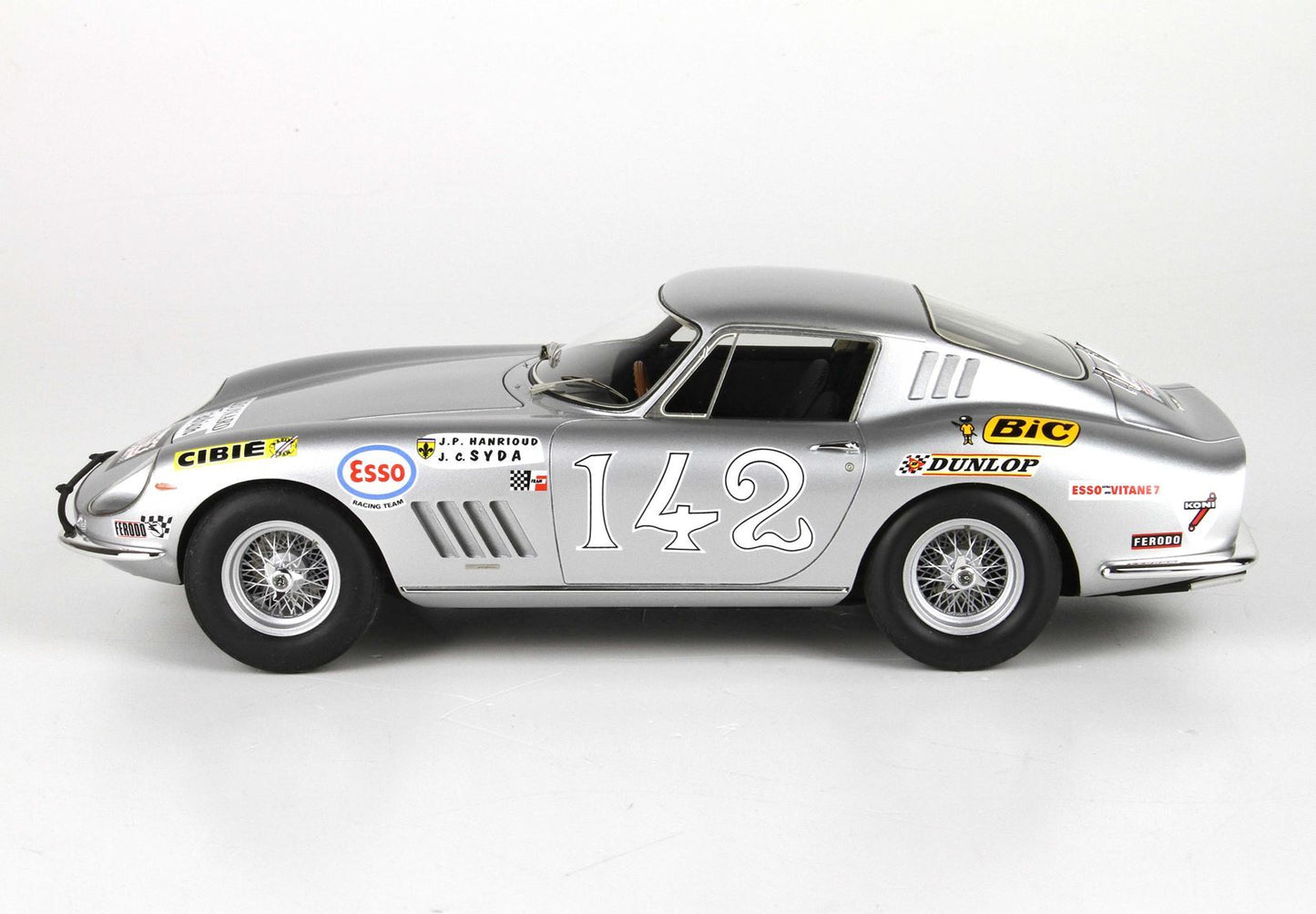 Auto da corsa classica color argento con il numero 142 e adesivi degli sponsor, disponibile sulla piattaforma Vroomi.