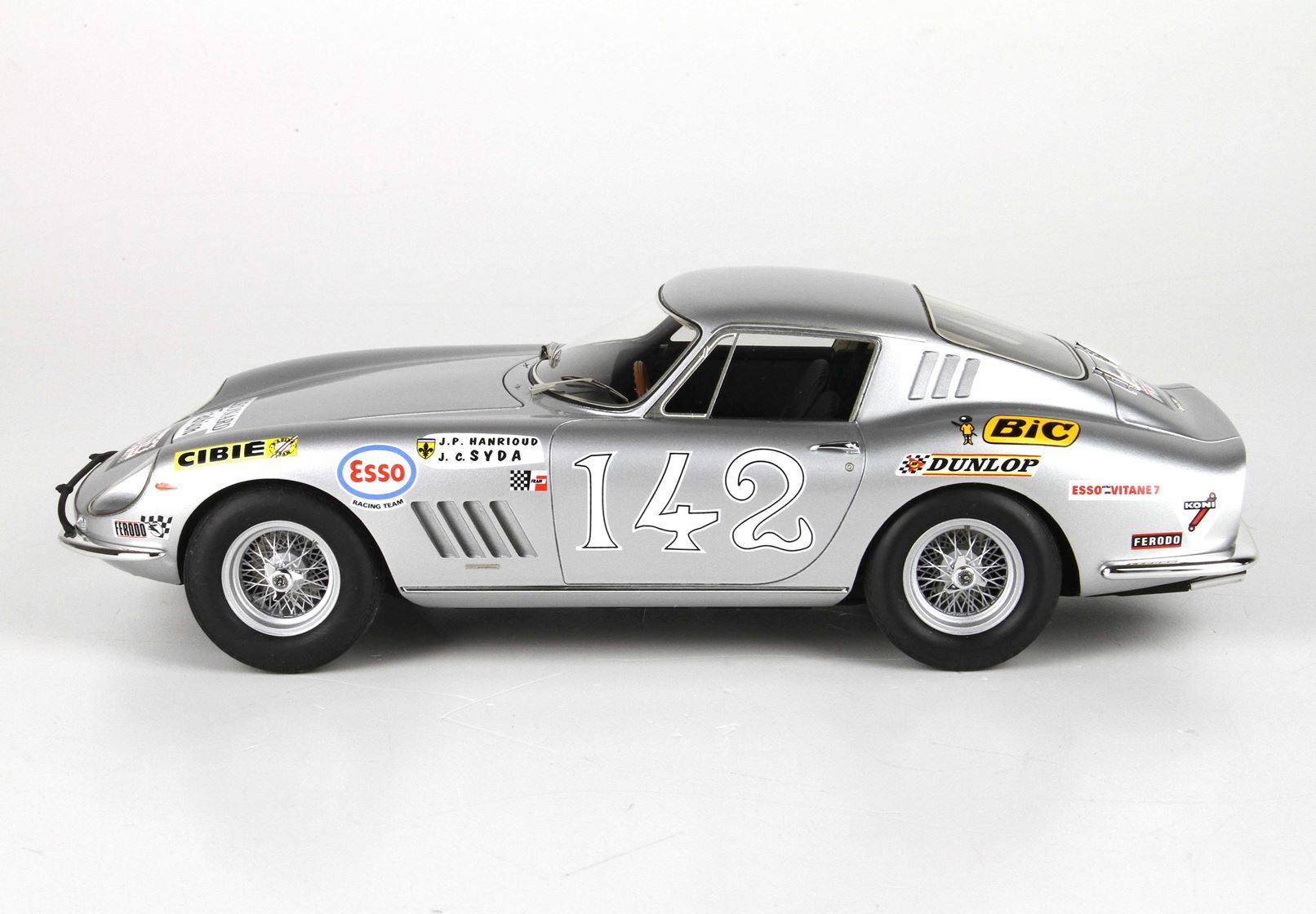 Auto da corsa classica color argento con il numero 142 e adesivi degli sponsor, disponibile sulla piattaforma Vroomi.