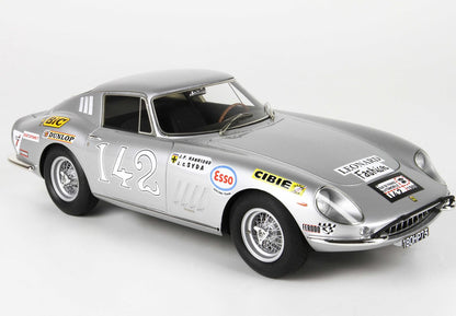 Modello di auto da corsa classica color argento numero 142 con i loghi degli sponsor, i raggi delle ruote e gli interni dettagliati, disponibile su Vroomi.