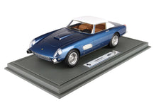 Modellino Ferrari 4.5 Superfast blu e bianco su base grigia, disponibile tramite Vroomi.