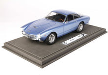 Modellino di Ferrari 250 Lusso blu del 1963 su base espositiva, venduto tramite la piattaforma Vroomi.