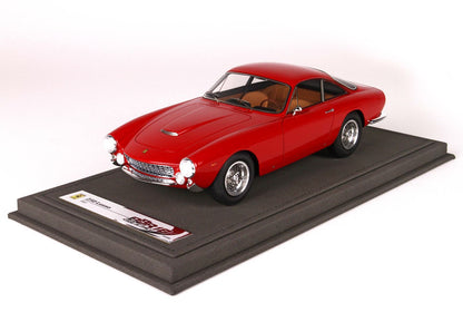 Modellino in scala della Ferrari 250 Lusso rossa su base espositiva, disponibile sulla piattaforma Vroomi.
