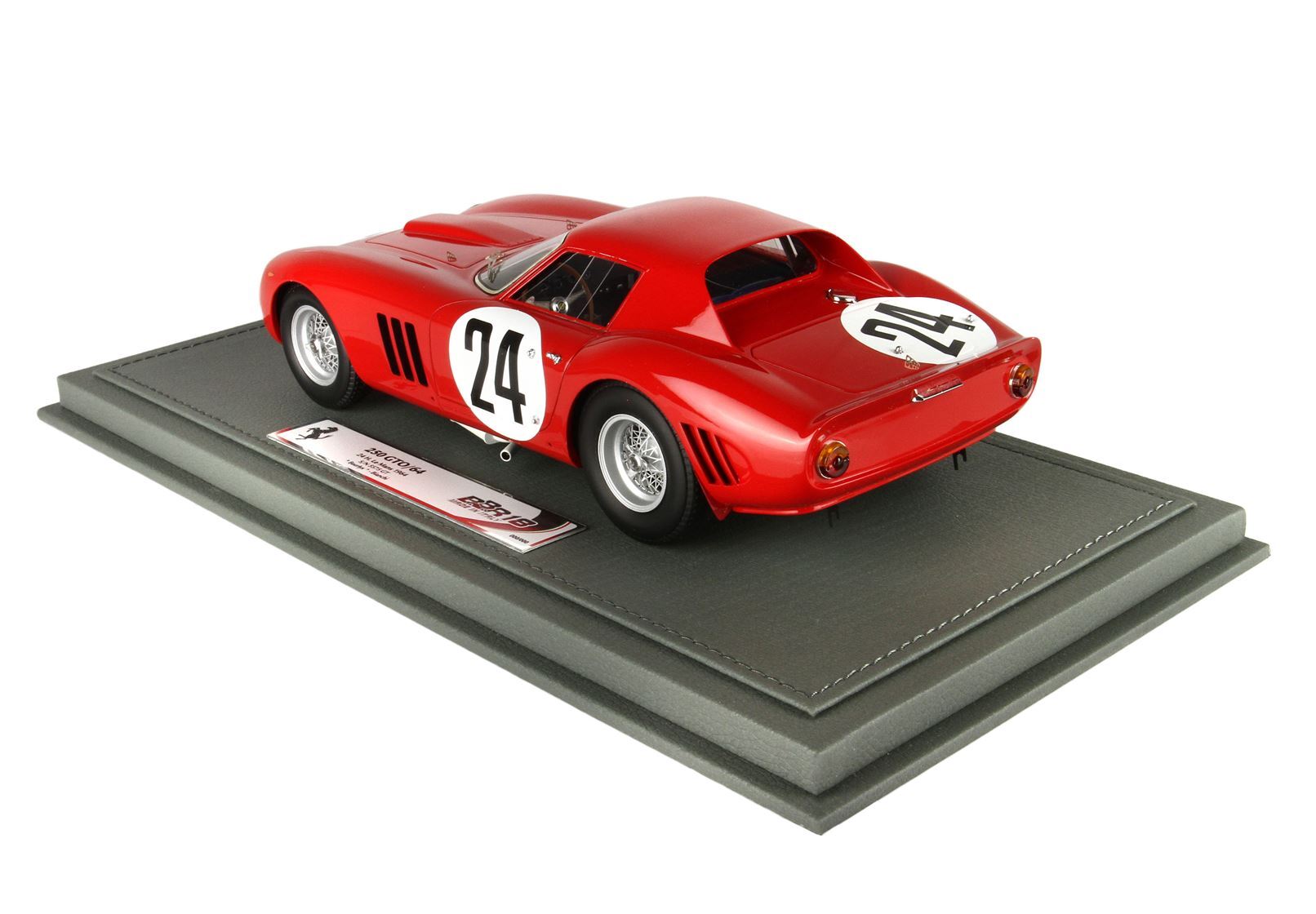 Modellino rosso Ferrari 250 GTO 64 del 1958 con il numero 24 sul lato, esposto su una base grigia, disponibile su Vroomi.