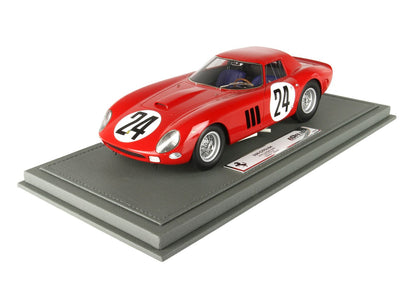 Modellino di Ferrari 250 GTO rossa del 1964 con il numero 24 su base grigia, disponibile su Vroomi.