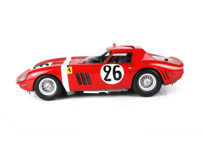 Ferrari 250 GTO rossa da corsa con il numero 26, cerchi a raggi e striscia bianca, disponibile su Vroomi.