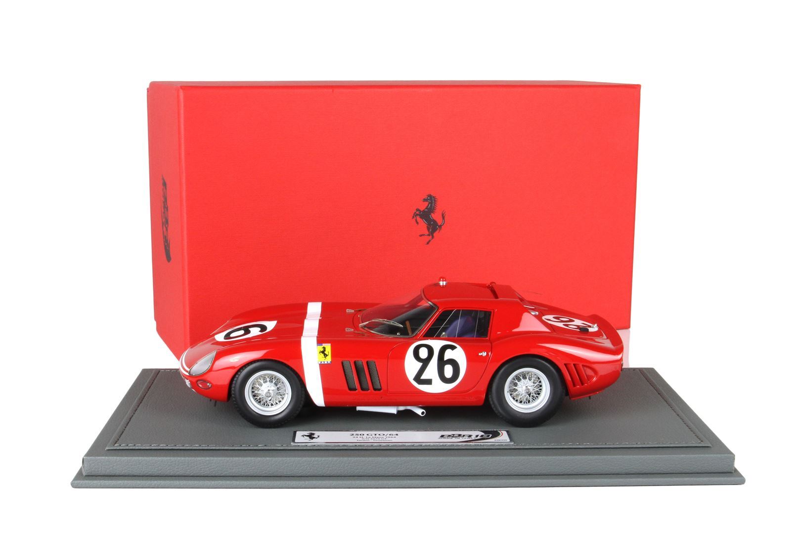 Modello Ferrari 250 GTO/64 rosso con numero 26 su base grigia, esposto con scatola rossa con marchio, in vendita su Vroomi.