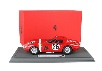 Modello Ferrari 250 GTO/64 rosso con numero 26 su base grigia, esposto con scatola rossa con marchio, in vendita su Vroomi.