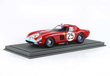 Modellino di Ferrari 250 GTO rossa con numero di gara 25 su base grigia, disponibile su Vroomi.