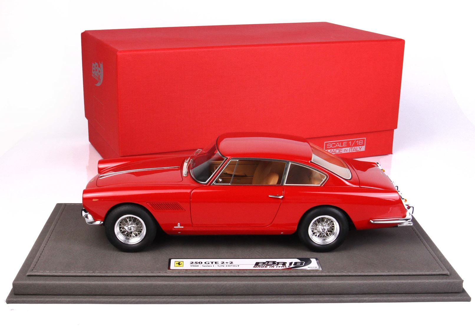 Modellino in scala 1:1 della Ferrari 250 GTE 2+2 del 1960, con base espositiva e scatola rossa, disponibile su Vroomi.