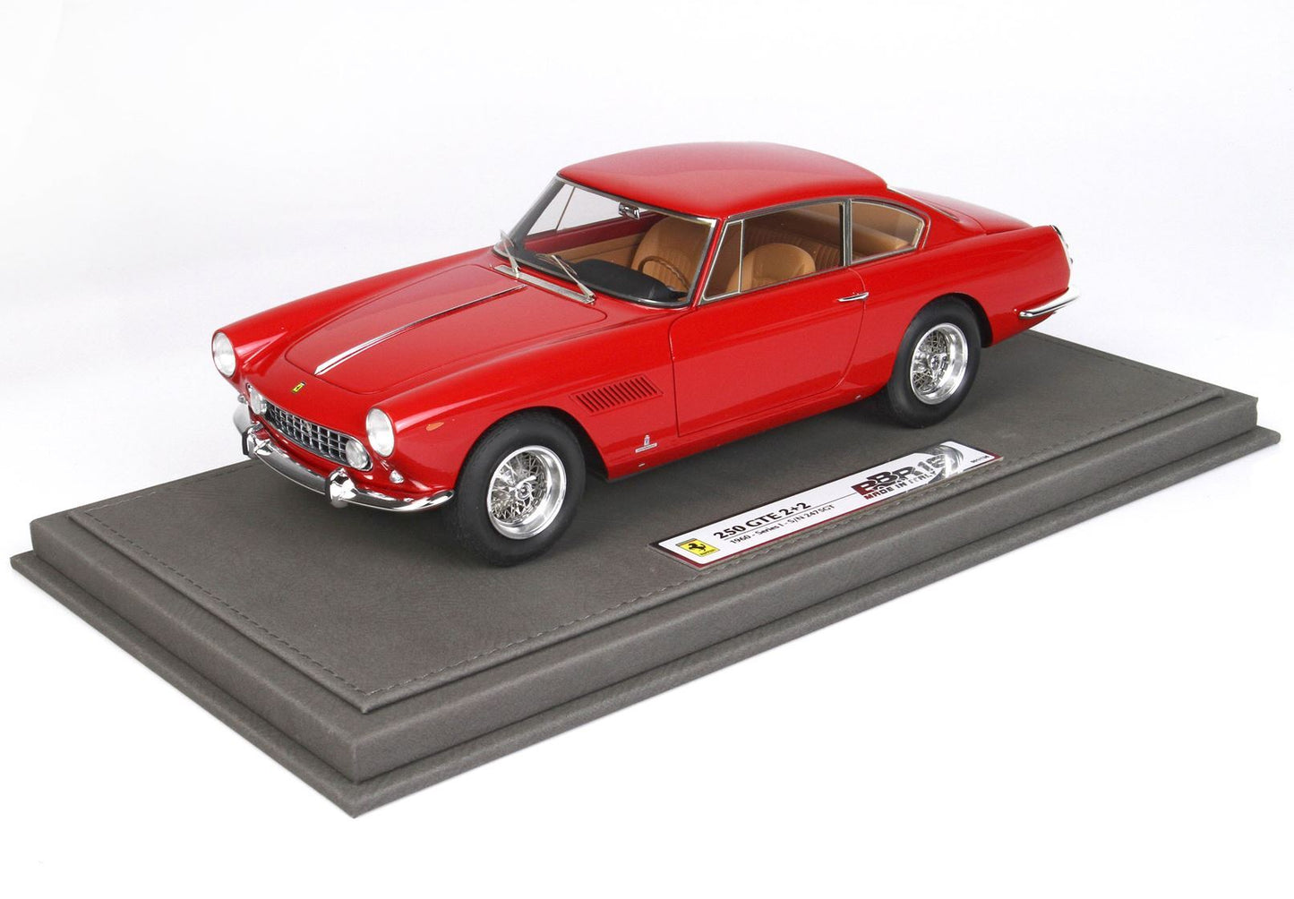 Modellino di Ferrari 250 GTE 2+2 rossa su base grigia, disponibile nella collezione Vroomi.
