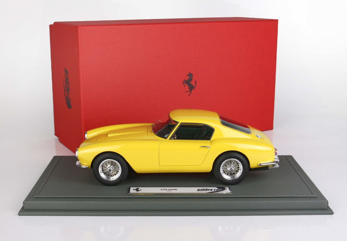 Modellino di Ferrari 250 SWB giallo del 1959 su base espositiva con logo Ferrari rosso, disponibile su Vroomi.