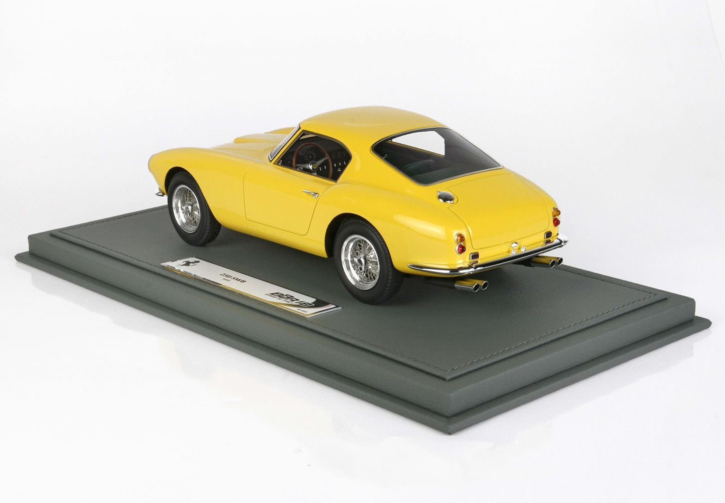 Modello classico Ferrari 250 SWB giallo su base espositiva grigia, disponibile anche sulla piattaforma Vroomi.