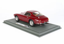Modellino Ferrari 250 SWB rosso scuro su base espositiva in pelle grigia disponibile su Vroomi.