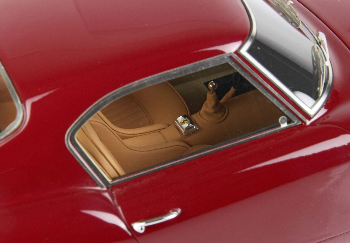 Auto sportiva classica rossa con interni in pelle beige e cambio manuale disponibile su Vroomi.