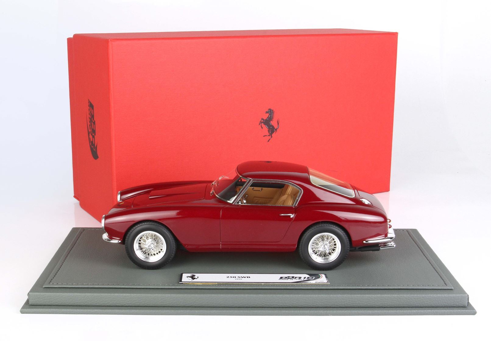 Modellino di Ferrari 250 SWB rossa su espositore con scatola Ferrari rossa, disponibile su Vroomi.
