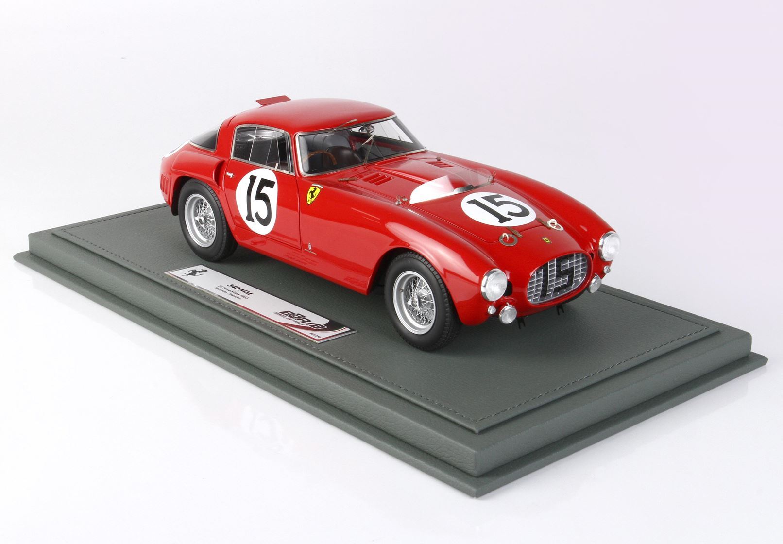 Modellino rosso Ferrari 340 MM con il numero 15 su base verde, trovato anche su Vroomi.