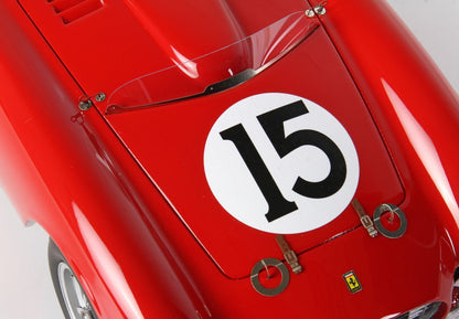 Auto da corsa vintage rossa con il numero 15 sul cofano, design classico, disponibile sulla piattaforma Vroomi.