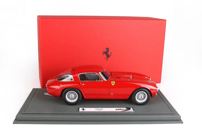 Modellino di Ferrari 340 MM del 1953 in rosso, esposto con la sua scatola rossa con il marchio, ora disponibile su Vroomi.