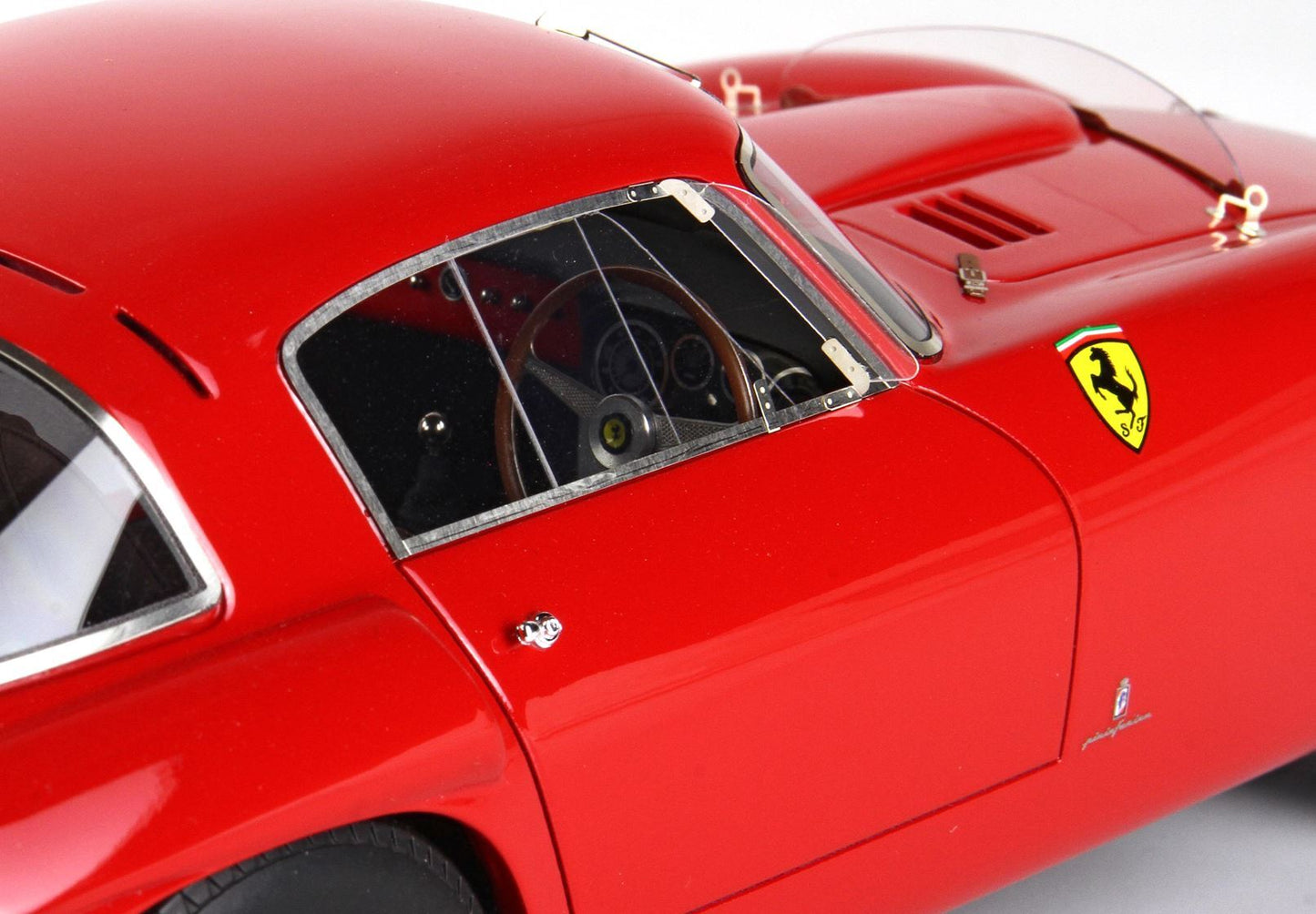 Primo piano di un modellino vintage rosso della Ferrari con interni dettagliati e stemma Pininfarina, in vendita su Vroomi.