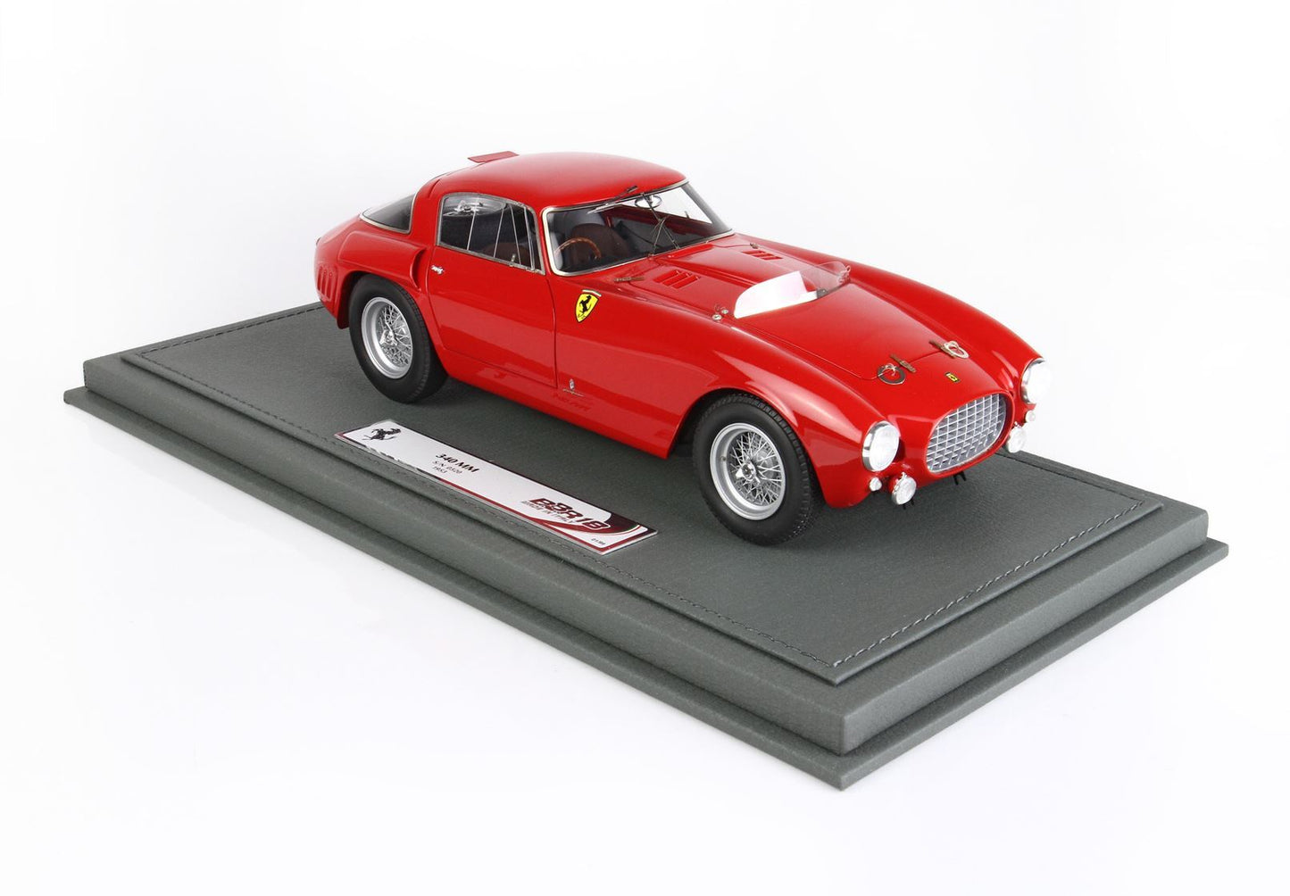 Modellino in scala 1:34 di una Ferrari rossa su base grigia, ora disponibile sulla piattaforma Vroomi.