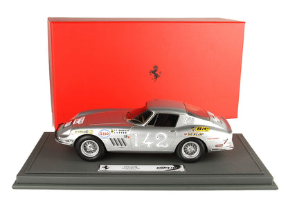 Modellino in scala della Ferrari 275 GTB color argento con adesivi da corsa su espositore, in vendita su Vroomi.