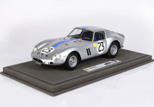 Modellino in scala 1:15 di una Ferrari 250 GTO color argento con il numero 23 e una striscia blu, su una base grigia, in vendita su Vroomi.