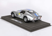 Modellino Ferrari 250 GTO color argento con numero di gara 23 su espositore, disponibile tramite Vroomi.