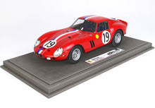 Modellino di Ferrari 250 GTO rossa con strisce blu e bianche, numero 19, su base grigia, disponibile su Vroomi.
