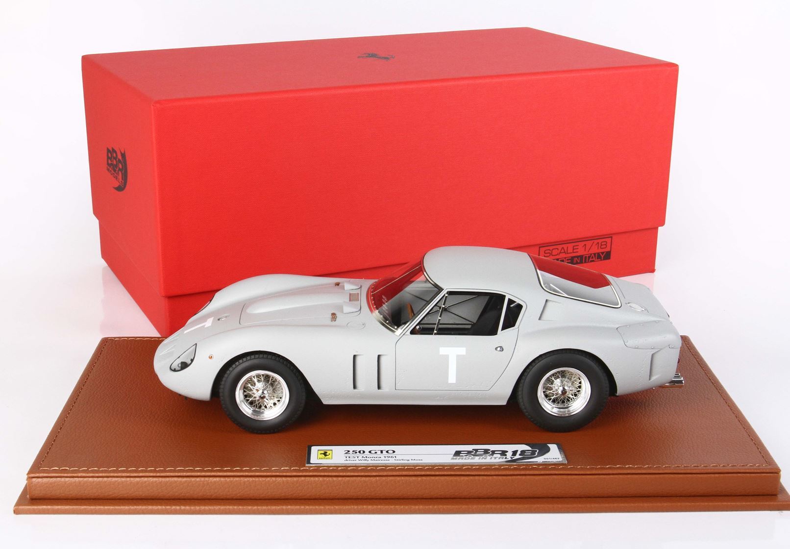 Modello Ferrari 250 GTO grigio in scala 1:18 su base in pelle marrone con scatola BBR rossa, disponibile da Vroomi.
