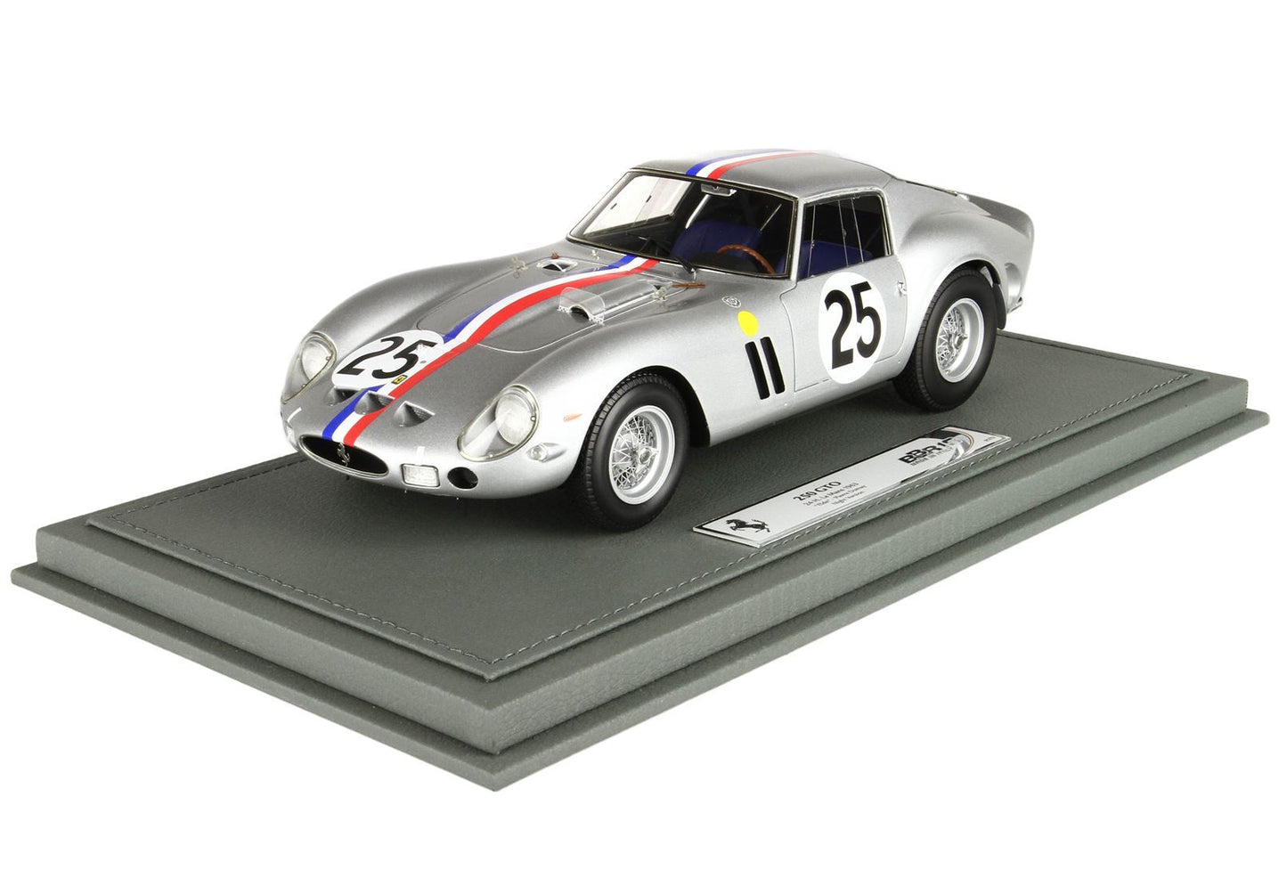 Modellino Ferrari 250 GTO color argento con strisce da corsa e numero 25 su base grigia, disponibile su Vroomi.