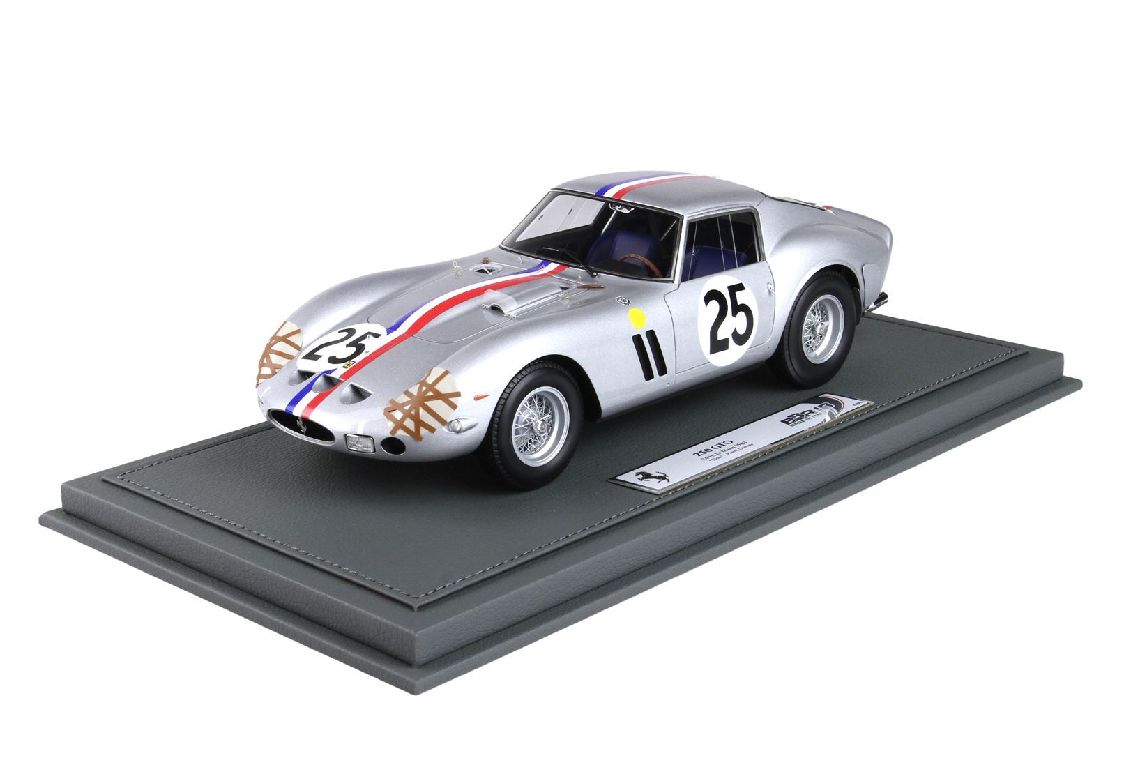 Modellino d'auto Silver 250 GTO con strisce da corsa e numero 25 su espositore, presentato su Vroomi.