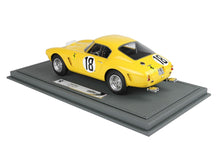 Modellino Ferrari 250 SWB giallo con il numero 18 su base grigia, ora disponibile su Vroomi.