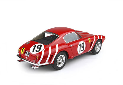 Modellino vintage rosso di una Ferrari da corsa con il numero 19 e strisce bianche, in sale Vroomi.
