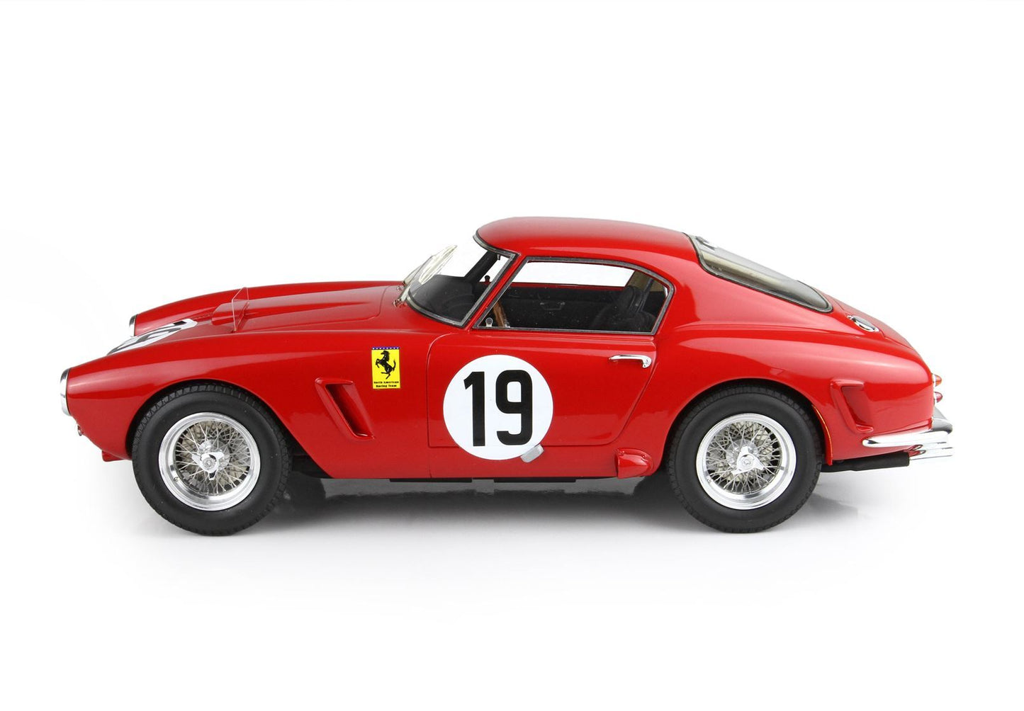 Modellino vintage di un'auto da corsa Ferrari rossa con il numero 19 sulla portiera, classici cerchi a raggi, su sfondo bianco, disponibile su Vroomi.