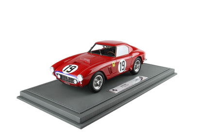 Modellino di Ferrari 250 SWB rossa con il numero 19 sul cofano e sulla portiera, su una base grigia, disponibile su Vroomi.