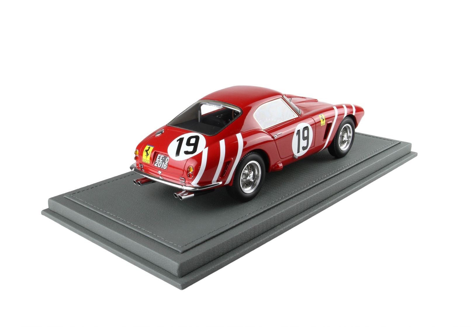 Modellino di Ferrari 250 GTO rossa con il numero 19 su base grigia, disponibile su Vroomi.