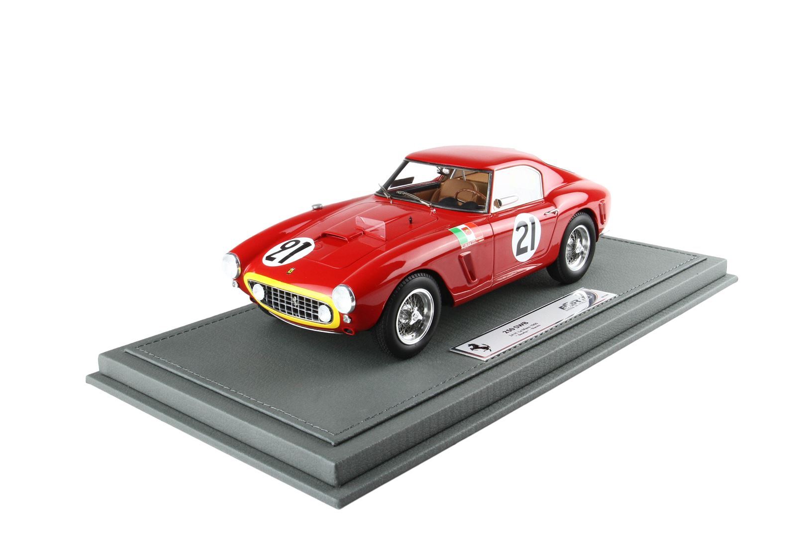 Modellino di auto da corsa Ferrari 250 SWB rossa con il numero 21 su base espositiva in pelle grigia, disponibile su Vroomi.