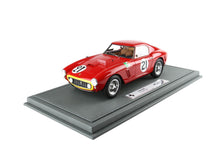 Modellino di auto da corsa Ferrari 250 SWB rossa con il numero 21 su base espositiva in pelle grigia, disponibile su Vroomi.