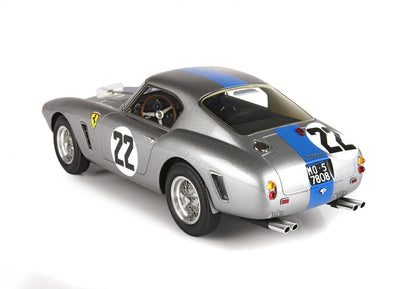 Ferrari da corsa color argento con striscia blu, numero 22, design vintage, disponibile sulla piattaforma Vroomi.