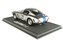 Modellino Ferrari 250 SWB color argento con strisce blu da corsa e numero 22 su base espositiva, in vendita su Vroomi.
