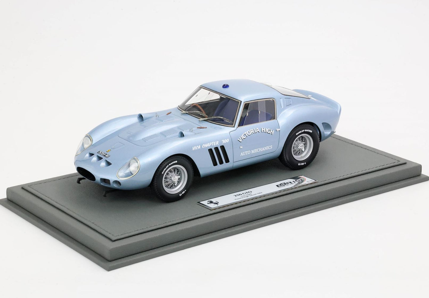 Modellino in scala della Ferrari 250 GTO azzurra su base grigia, disponibile su Vroomi.