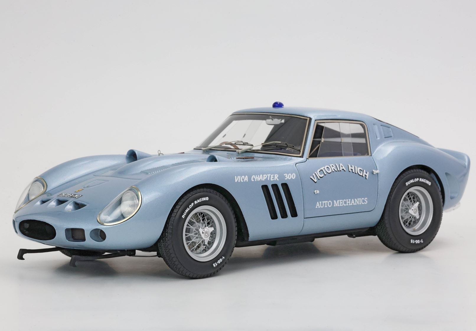 Modello di auto sportiva vintage azzurra con adesivi Victoria High Auto Mechanics, disponibile su Vroomi.