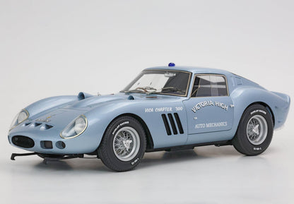 Modello di auto sportiva vintage azzurra con adesivi Victoria High Auto Mechanics, disponibile su Vroomi.