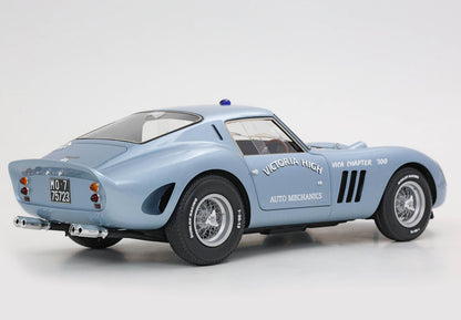 Auto da corsa vintage azzurra con il logo Victoria High Auto Mechanics, disponibile su Vroomi.